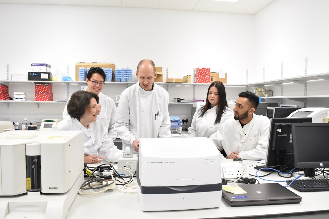 Luminita Paraoan team in laboratory 